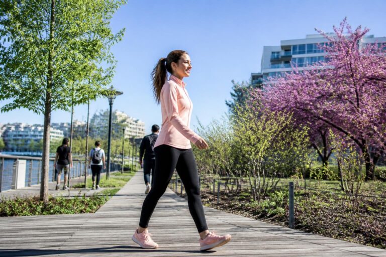 découvrez comment j’ai réussi à maigrir efficacement en intégrant la marche quotidienne dans ma routine, avec des conseils pratiques et motivants pour perdre du poids naturellement.