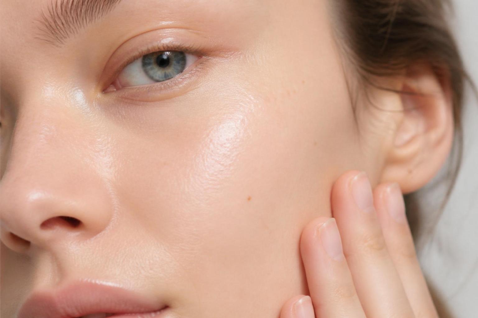 découvrez pourquoi l'hydratation est cruciale pour maintenir une peau belle, saine et éclatante, et apprenez les meilleures astuces pour bien hydrater votre peau au quotidien.