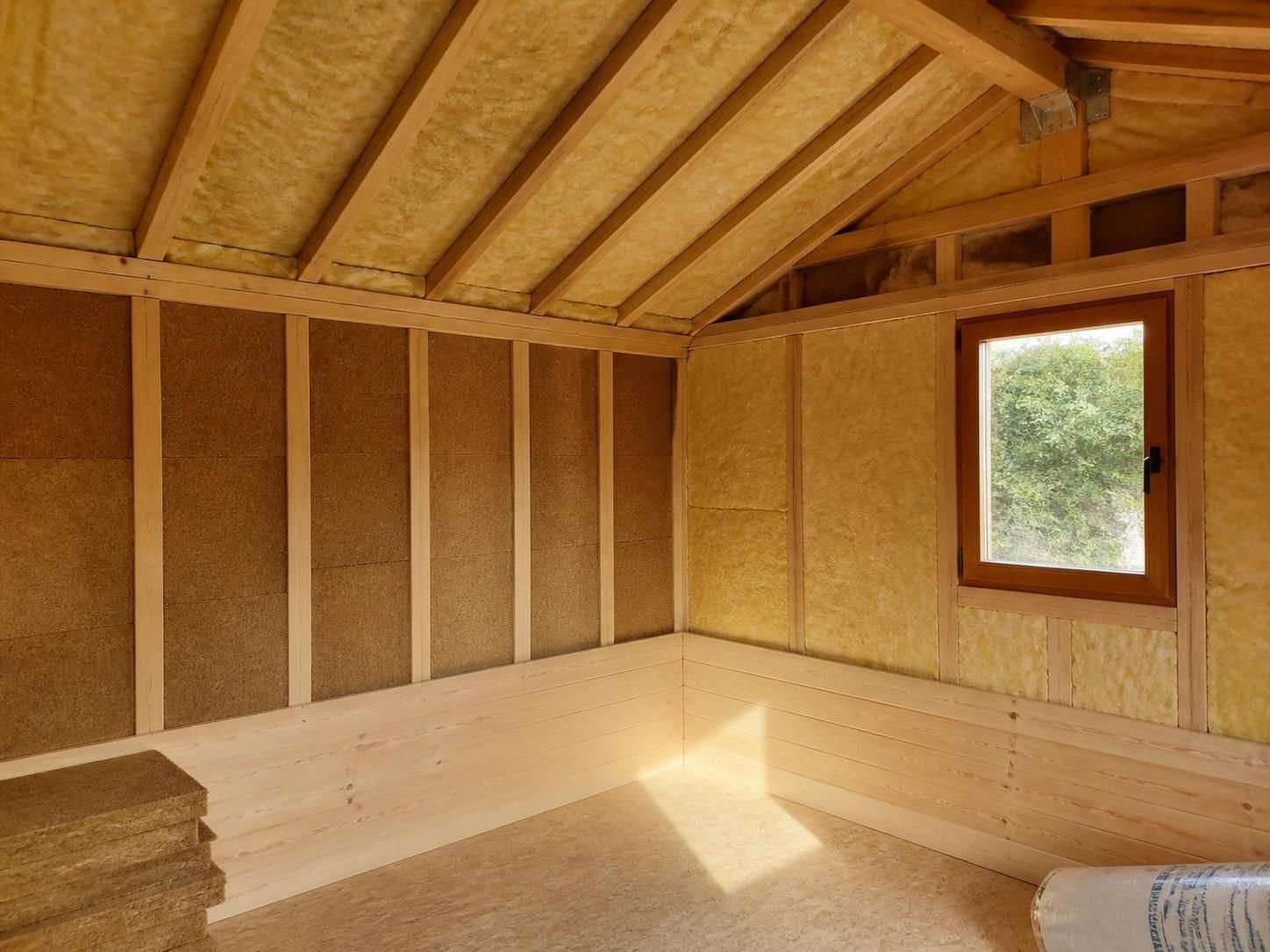 découvrez nos conseils pratiques pour isoler efficacement votre abri de jardin et le protéger des variations de température toute l'année, été comme hiver.