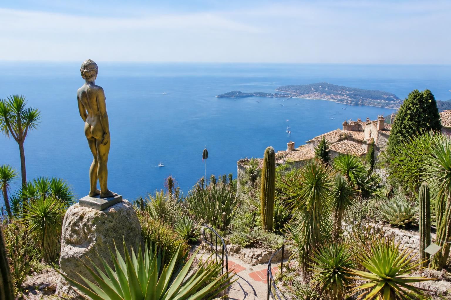 explorez le jardin exotique d’eze, une oasis méditerranéenne offrant une vue panoramique spectaculaire sur la côte d’azur. un lieu unique pour les amoureux de la nature et des paysages exceptionnels.