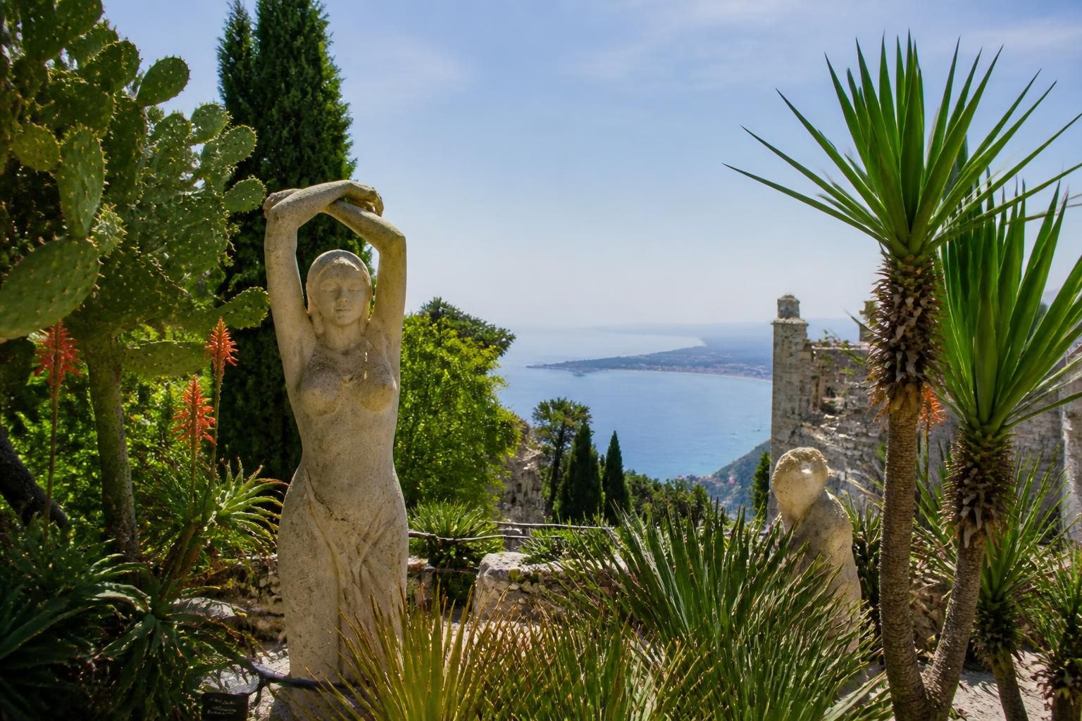 explorez le jardin exotique d’èze, une oasis méditerranéenne offrant une vue panoramique exceptionnelle sur la côte d’azur. un lieu unique pour les amateurs de nature et de paysages spectaculaires.