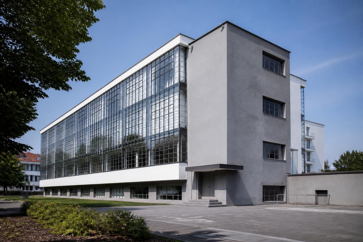 découvrez l'héritage et l'influence du mouvement bauhaus moderne à travers l'œuvre architecturale emblématique de walter gropius, pionnier du design fonctionnel et innovant.