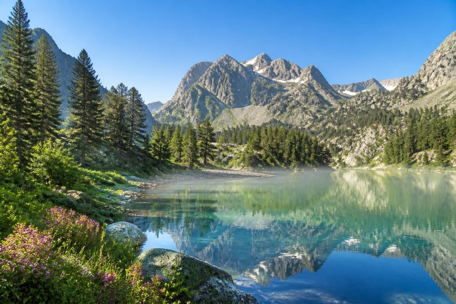 découvrez le lac des pyrénées, un lieu idéal pour les amoureux de la nature et des aventures en plein air. explorez ses paysages magnifiques et ses trésors naturels.