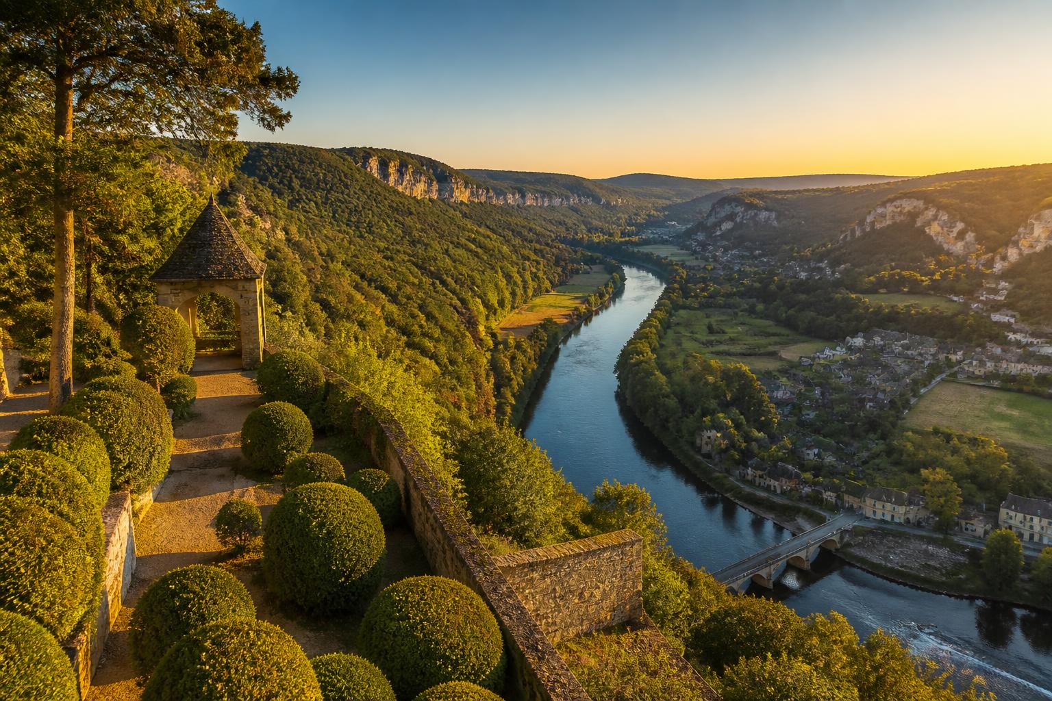 découvrez les jardins de marqueyssac : 22 hectares de jardins suspendus avec une vue imprenable sur la dordogne, un lieu unique pour une promenade mémorable.