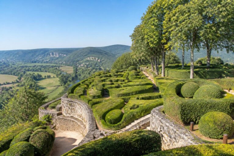 découvrez les jardins de marqueyssac, 22 hectares de jardins suspendus offrant une vue panoramique exceptionnelle sur la dordogne. un lieu unique pour une balade magique au cœur de la nature.