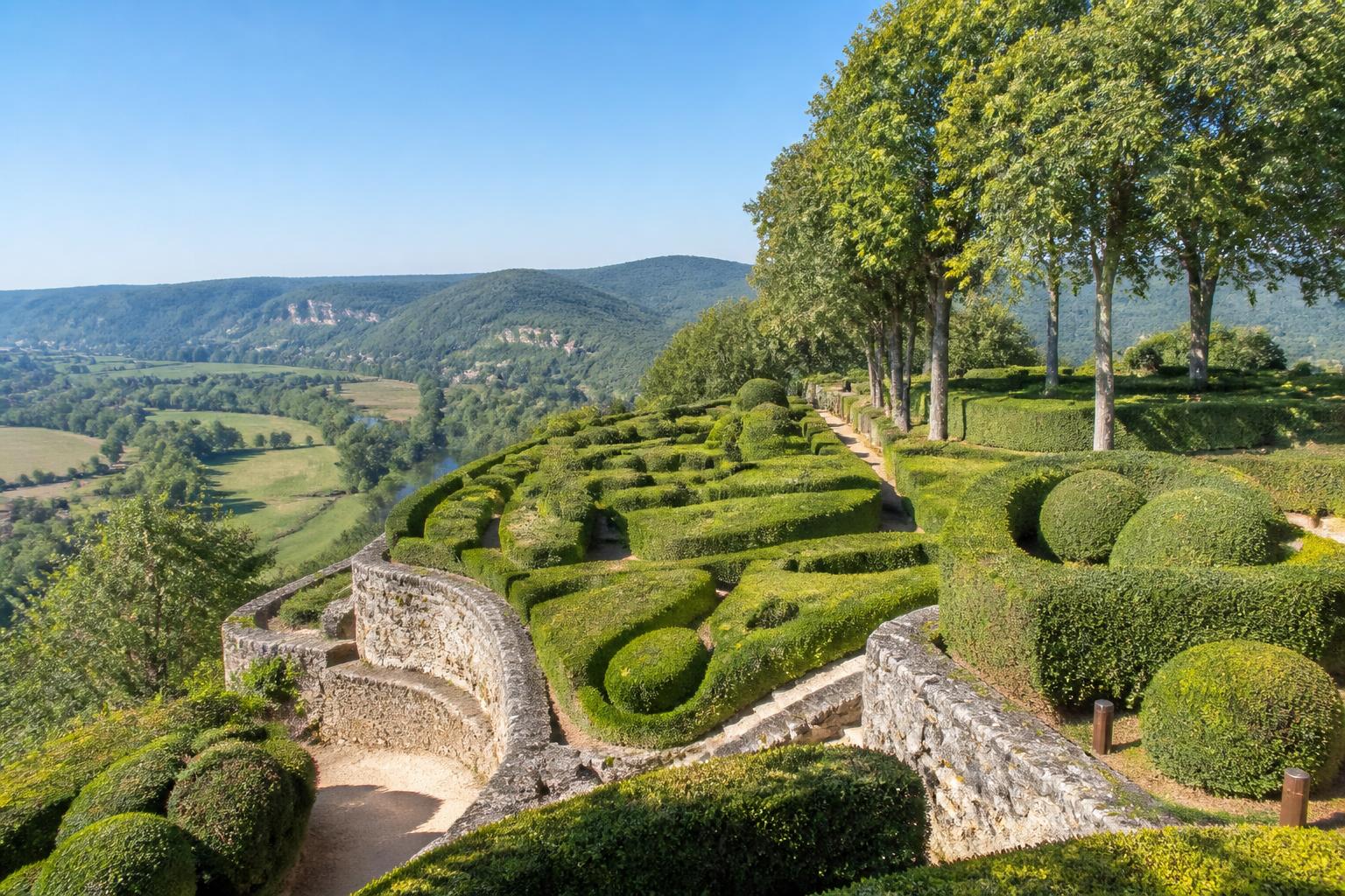 découvrez les jardins de marqueyssac, 22 hectares de jardins suspendus offrant une vue panoramique exceptionnelle sur la dordogne. un lieu unique pour une balade magique au cœur de la nature.