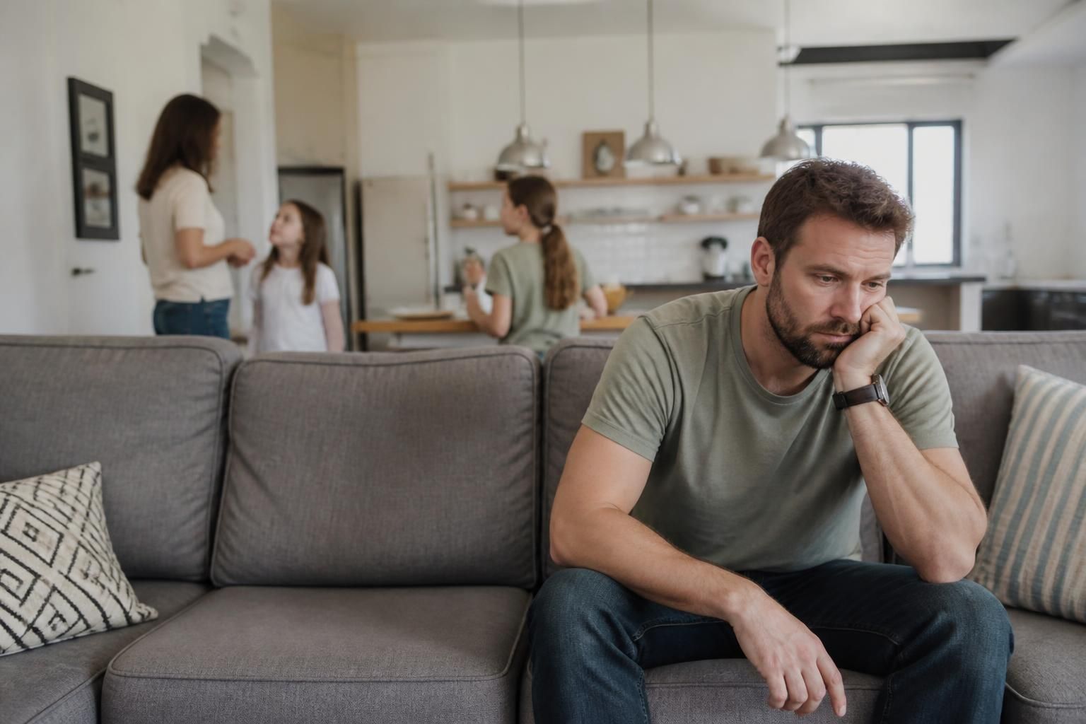 découvrez comment réagir lorsque votre mari ne supporte plus la vie de famille et explorez des solutions pour rétablir l'harmonie et renforcer vos liens familiaux.