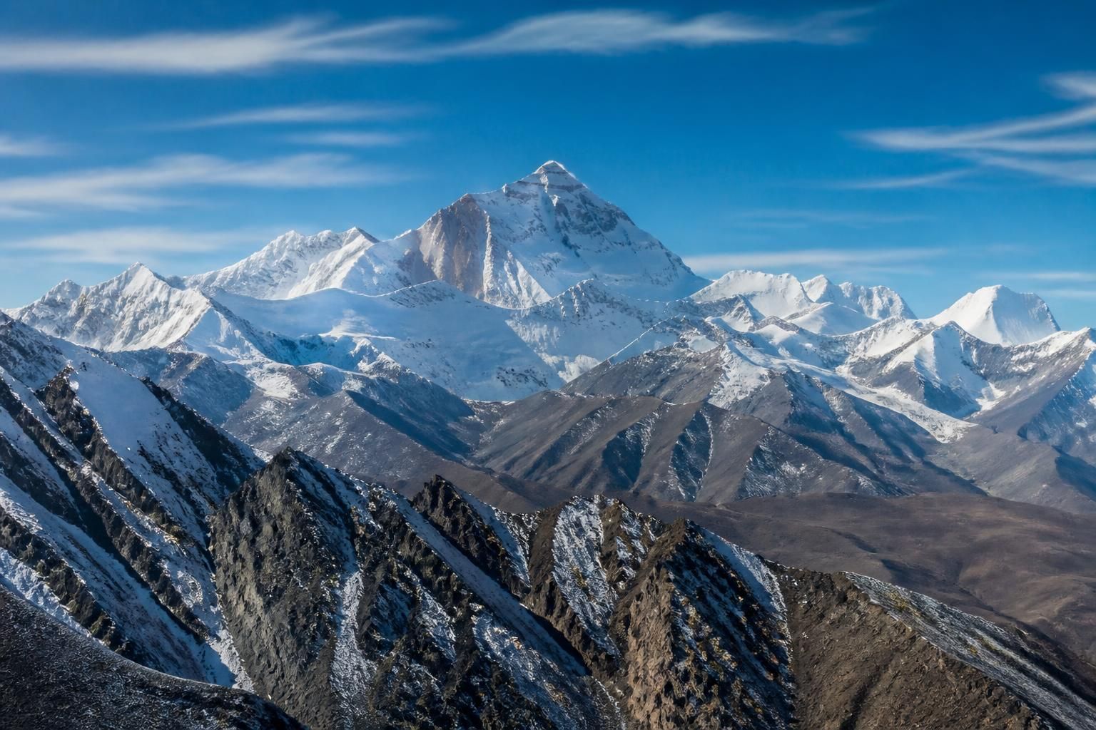 découvrez quelle est véritablement la montagne la plus haute du monde et explorez les méthodes utilisées pour la mesurer avec précision.