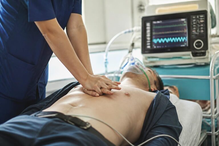 découvrez comment choisir la musique au rythme idéal pour accompagner un massage cardiaque et maximiser vos chances de sauver une vie.