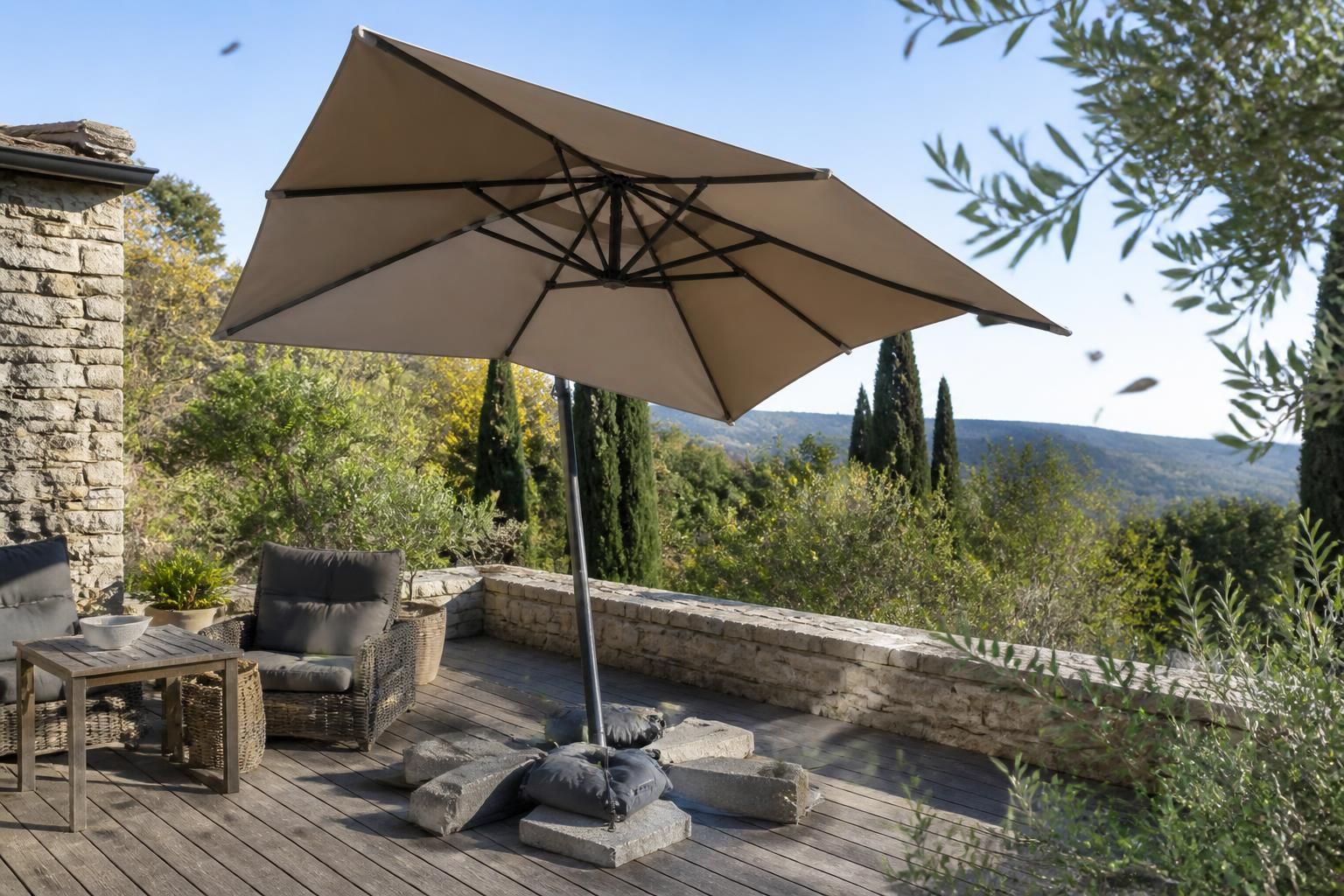 découvrez les meilleures solutions de lestage pour sécuriser votre parasol de terrasse face aux vents forts et profiter d'une installation stable et sûre toute l'année.