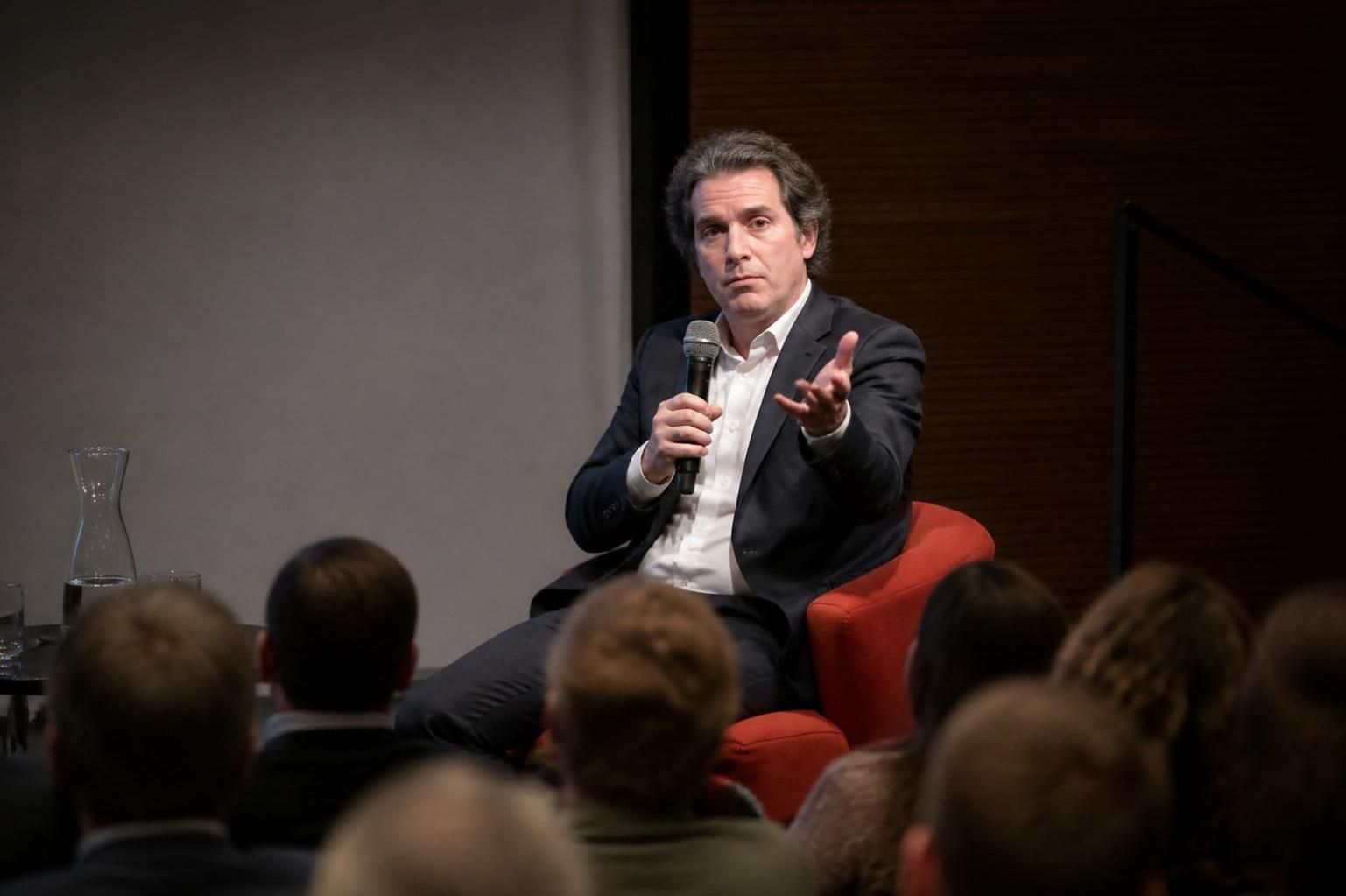 découvrez ce qu'est un essayiste politique, son rôle essentiel et son influence dans le débat public à travers une définition claire et approfondie.