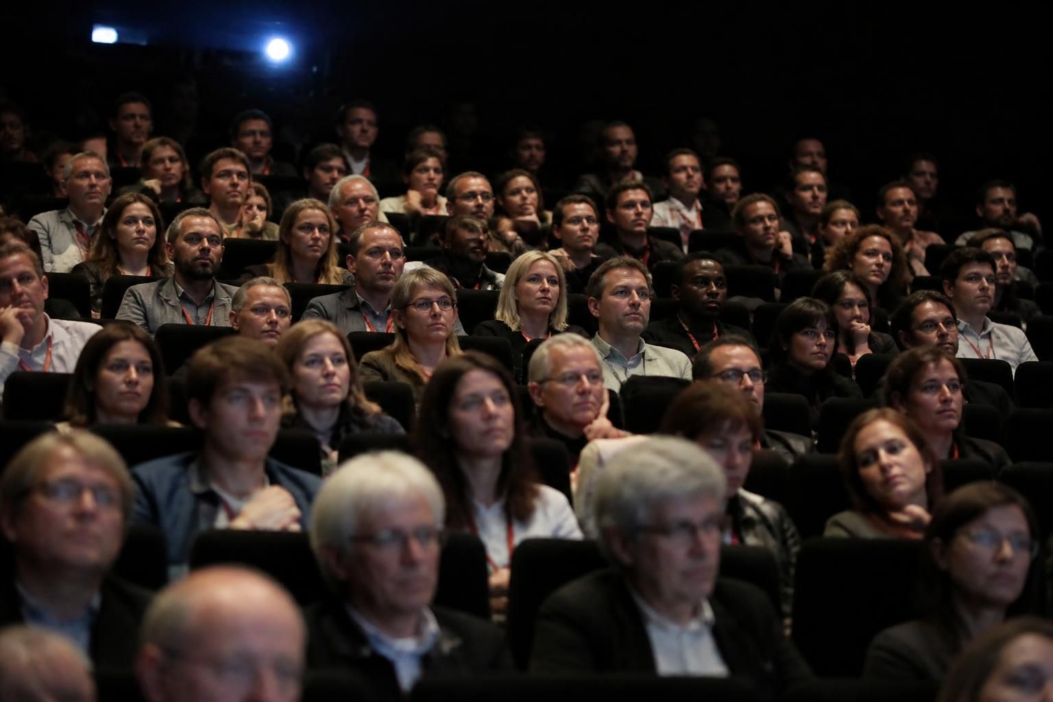 découvrez la quinzaine des réalisateurs, un festival de cinéma unique qui met en lumière des films audacieux et innovants, célébrant la créativité et la diversité du 7ème art.