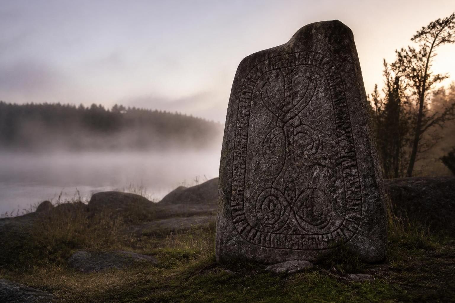 découvrez la signification des runes vikings dans ce guide complet. explorez les symboles anciens, leurs pouvoirs mystiques et leur importance dans la culture nordique.